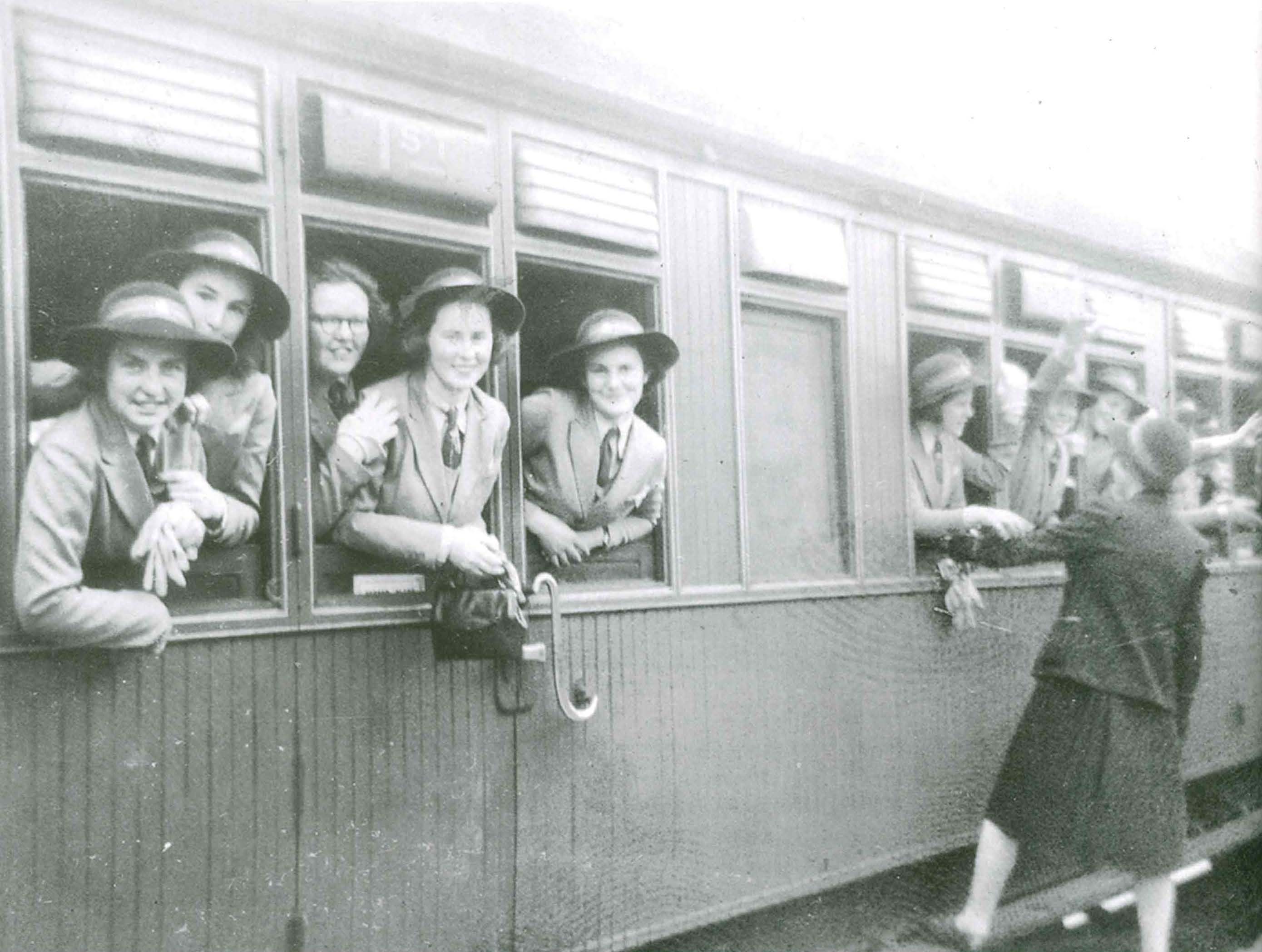 Students on train at Katoomba, 1942